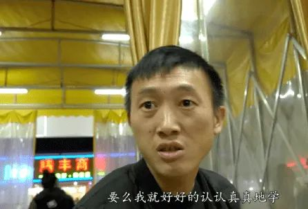 东莞电子厂最扎心一幕，这是成人世界最残酷的真相！